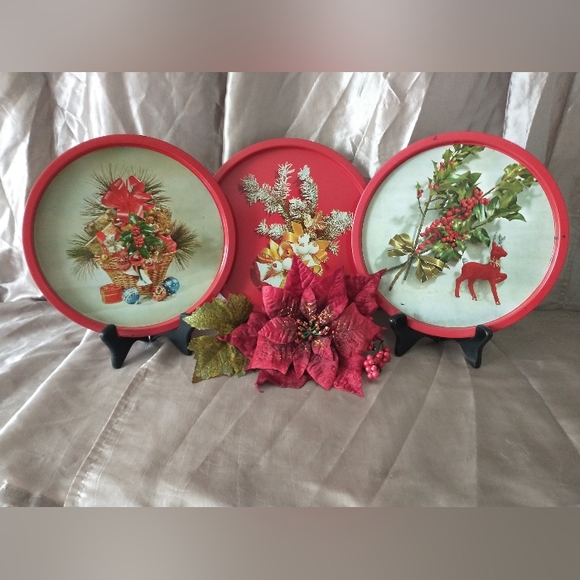 Mid Century Metal Round Serving Trays - Christmas Themed - Picture 7 of 9